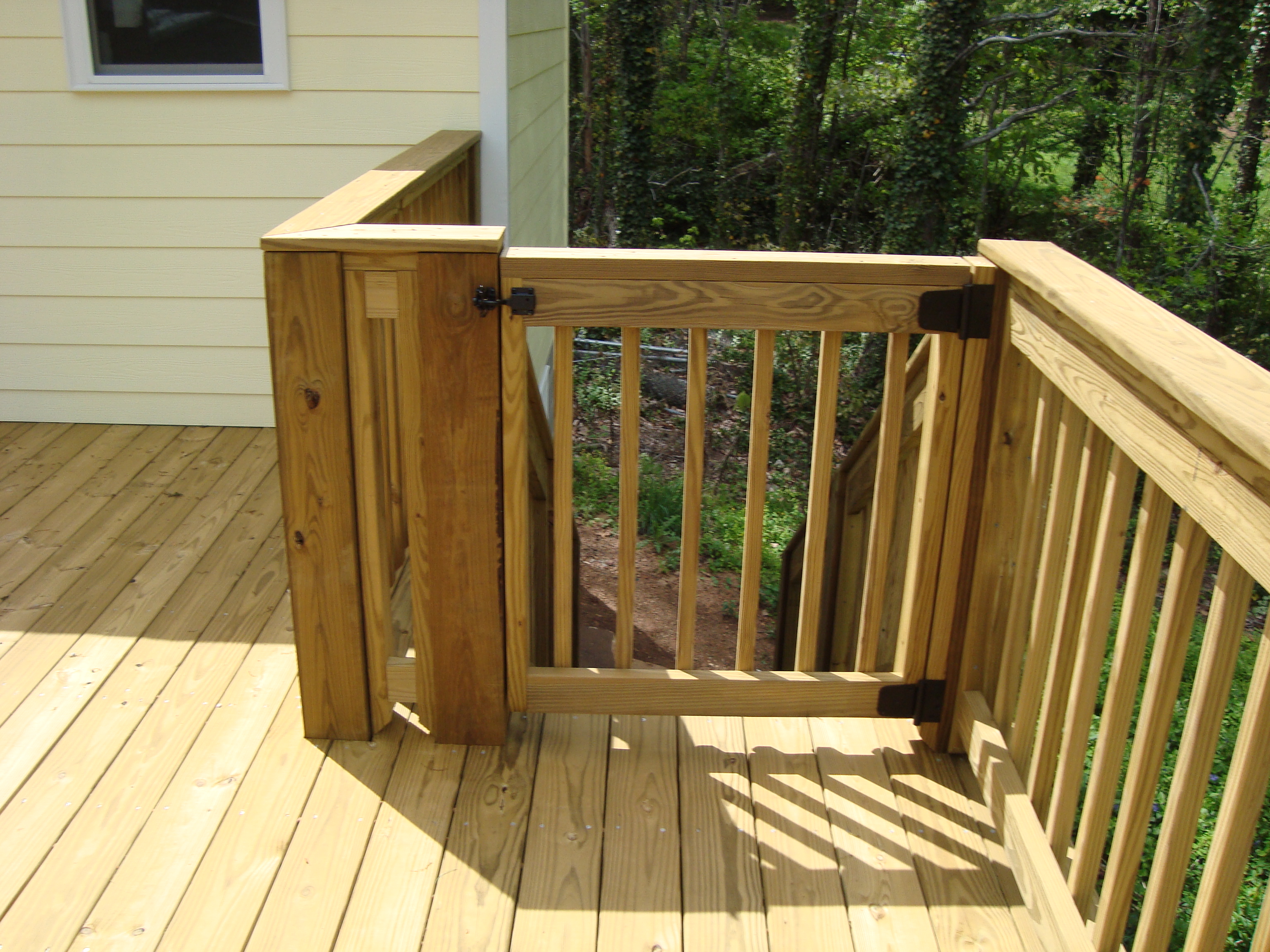 Self-latching gate